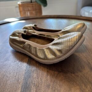 NWOT Revitalign Orthotic Driftwood Flat Gabby